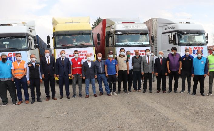 Afetzedeler için Ağrı’dan 4 tır gıda ve ihtiyaç malzemesi yola çıktı