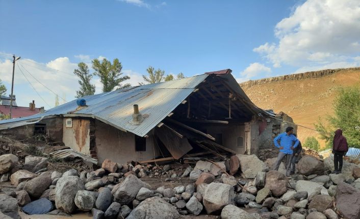 Ağrı’da sel suları evini basınca kalp krizi geçiren kadın hayatını kaybetti