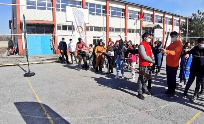 Ahlat’ta “Maviden Yeşile 1071’den 2023’e Geleneksel Okçuluk ve Su Sporları Projesi” hayata geçirildi