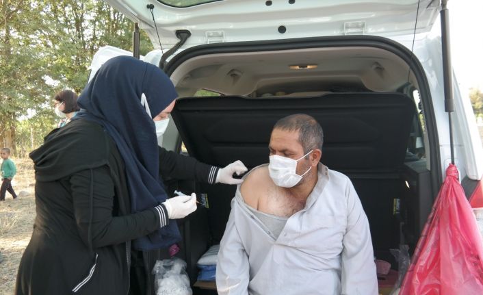 Ailesine korona aşısı yapmayan gelen sağlıkçılara küçük elleri ile çay demledi