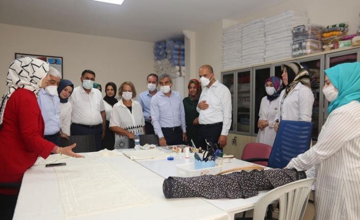 AK Partililer Kadın Meslek Zenginleştirme Merkezi çalışanlarıyla bir araya geldi