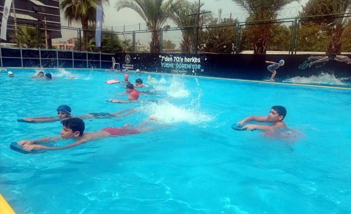 Akdenizli çocuklar hem yüzme öğreniyor hem havuz keyfi yaşıyor