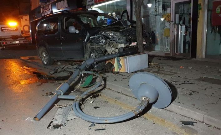 Alkollü sürücü önce araca, sonra direğe, elektrik panosuna ve ağaca çarptı