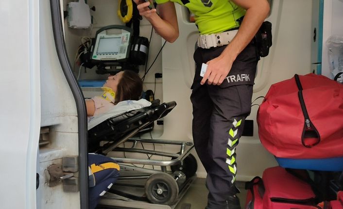 Aniden yola fırlayan küçük kıza otomobil çarptı