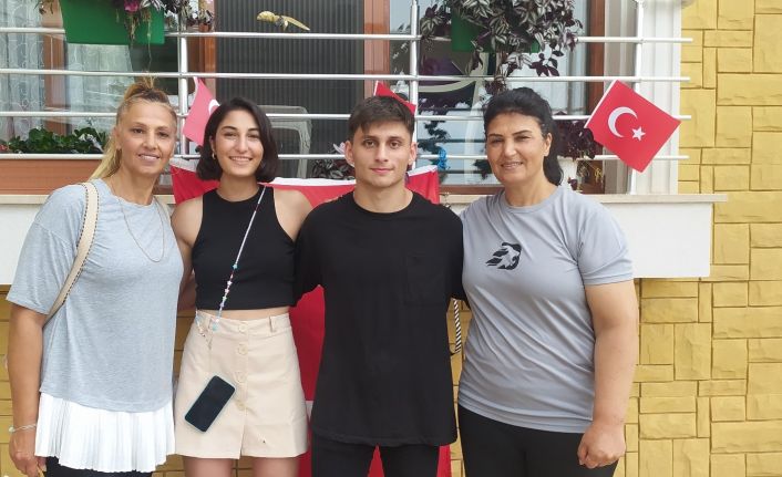 Annesi ve ikiz kardeşi Busenaz’ın olimpiyat şampiyonluğuna giden yolda verdiği mücadeleyi anlattı