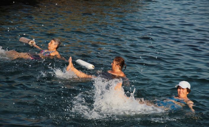 Antalya’da yaşları 20 ile 70 arasında değişen kadınlar, denizde su jimnastiği ile forma giriyor