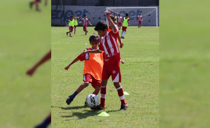 Antalyasporlu küçük futbolcular, 30 Ağustos Zafer Kupası’nda bir araya geldi
