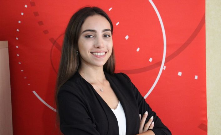 Arel Üniversitesi’nde yaşanan olayın kahramanı Tuba Yıldırım, şehidin fotoğrafının ve Türk bayrağının sahneye çıkarılmasını engellemeye kalkan şahıstan şikayetçi oldu