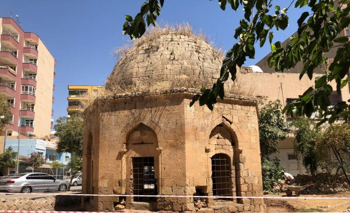 Artuklular döneminden kalan tarihi kümbetin restorasyonu sırasında 3 mezar bulundu