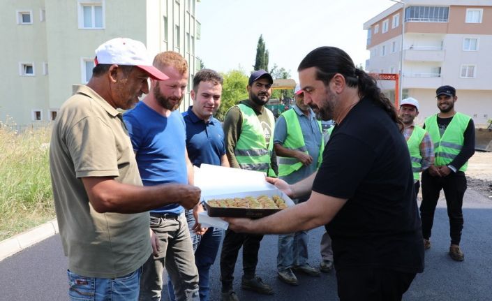 Asfaltlama ekibine tatlı sürpriz