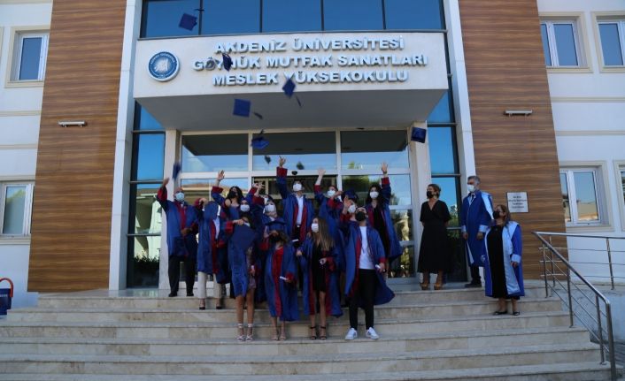 AÜ’de 8 fakülte ve 10 MYO çevrim içi mezuniyet töreni düzenledi
