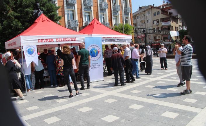 Avrupalı gurbetçiler esnaf ve vatandaşlara aşure ikramında bulundu