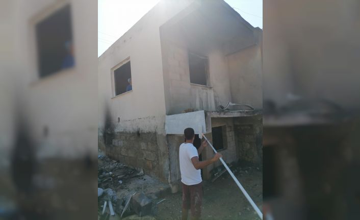 Aydıncık yangınında zarar gören evler tamir ediliyor