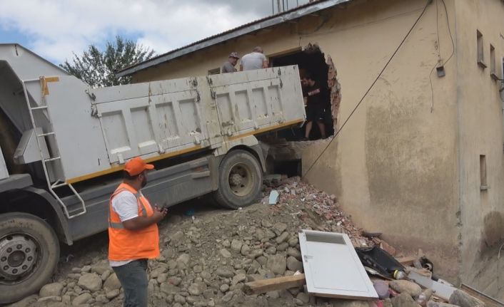 Babaçay’da yıkım öncesi vatandaşlar eşyalarını kurtarmak için evlere girdi