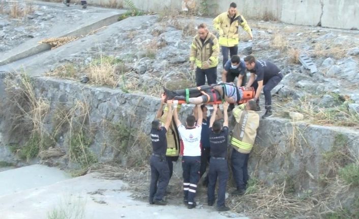 Bağcılar’da dere yatağına düşen adamı itfaiye ve sağlık ekipleri kurtardı