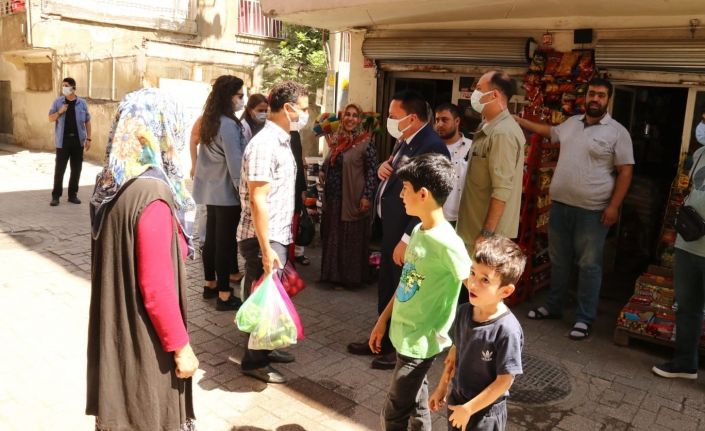 Bağlar’da kaderlerine terk edilen iki aile ve beş çocuğa Başkan Beyoğlu yardım eli uzattı