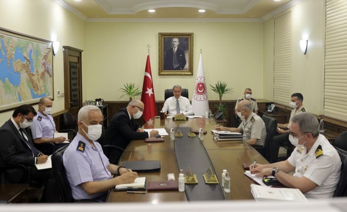 Bakan Akar: "Etkin ve kararlı bir şekilde yürüttüğümüz terörle mücadelemiz sonucu sıkışan PKK/YPG, can havliyle sosyal medya başta olmak üzere her türlü yalanı, fitneyi, hainliği kısacası her yolu mubah gören söylem ve eylemlere girişmiştir"