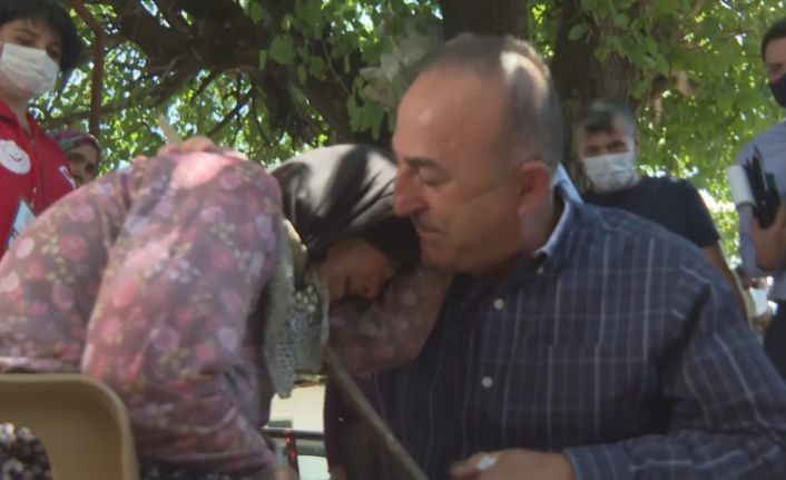 Bakan Çavuşoğlu’na sarılıp ağlayan yaşlı kadın: "Devlet buraya yağmur gibi yağdı"