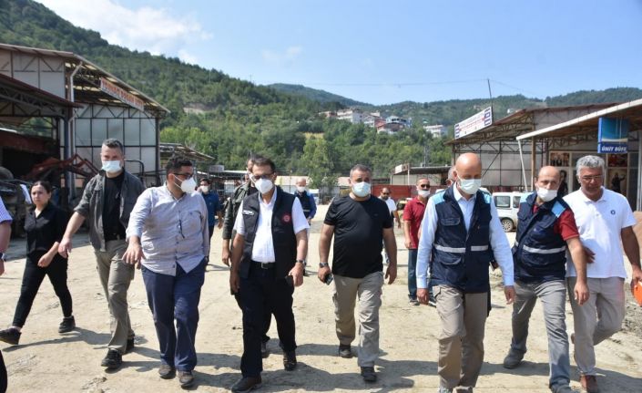 Bakan Dönmez: “El birliğiyle afet bölgelerini normalleştirmeye çalışıyoruz”