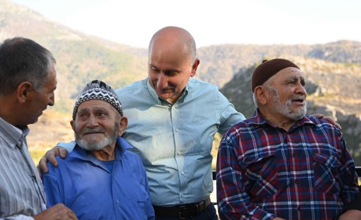 Bakan Karaismailoğlu: "Sahada yangınla mücadeleye pek çok noktada gece gündüz devam ediyoruz"