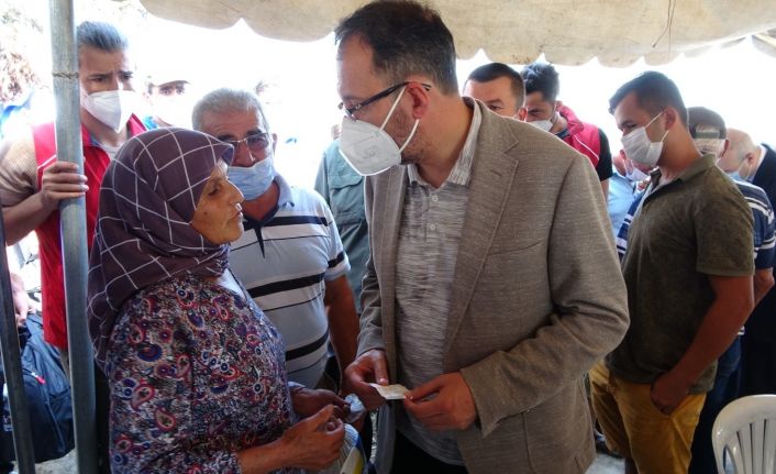 Bakan Kasapoğlu, Manavgat’ta orman yangınından zarar gören alanlarda incelemelerde bulundu
