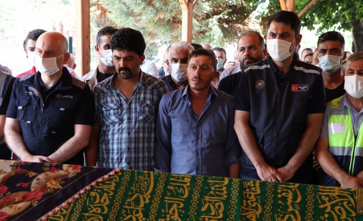 Bakan Kurum ve Bakan Karaismailoğlu selde hayatını kaybeden kadının cenazesine katıldı