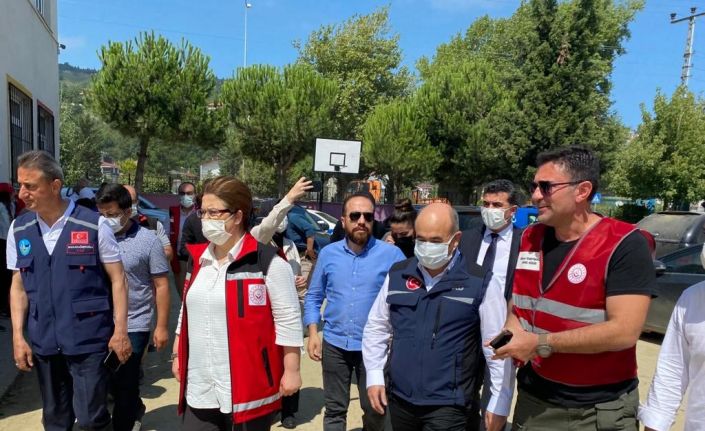 Bakan Yanık, Vali Dağlı’dan sosyal market hakkında bilgi aldı