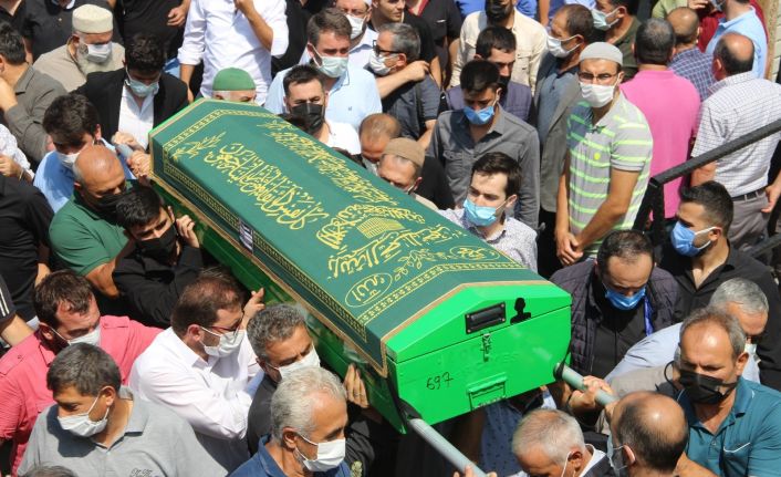 Balkondan düşerek hayatını kaybeden emekli öğretmen son yolculuğuna uğurlandı