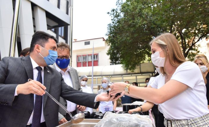 Başkan Avcı’dan vatandaşlara aşure ikramı