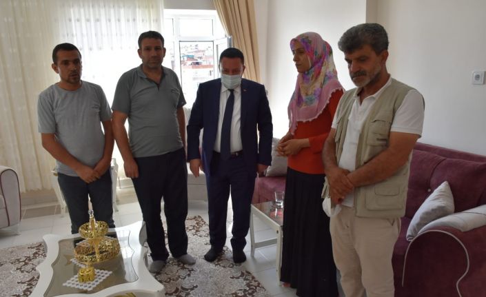 Başkan Beyoğlu evladını terör örgütünden kurtaran fedakar anne ile görüştü