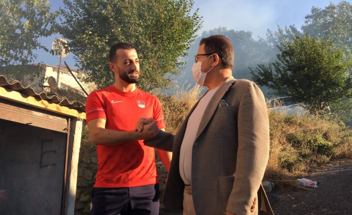 Başkan Köken, Eyüpsultanlı milli sporcu Uğur Aktaş’ı evinde ziyaret etti