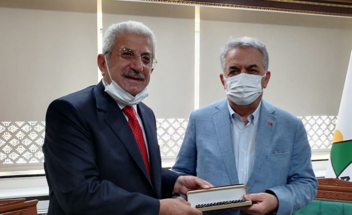 Başkan Taşçı, AK Parti Genel Başkanvekili Kurtulmuş’a Oltu taşı tespih hediye etti