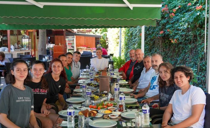 Bilecik Belediyesi Spor ve Gençlik Kulübü Kadın Voleybol Takımı bir araya geldi