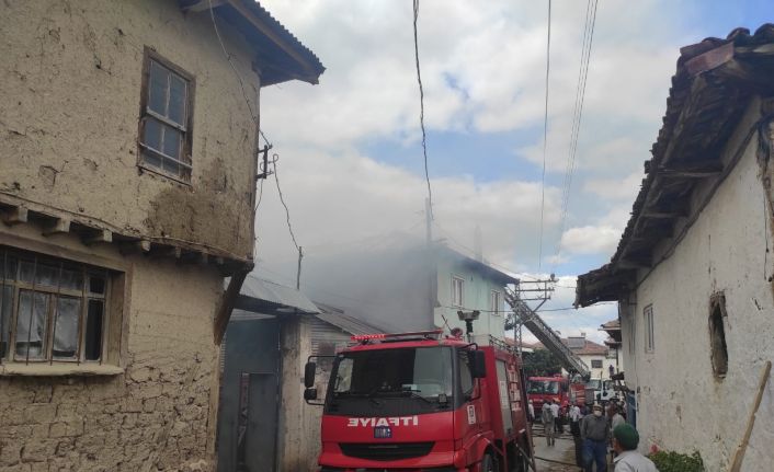 Bilecik’te korkutan yangın, 2 ev 1 ağır 1 samanlık kül oldu