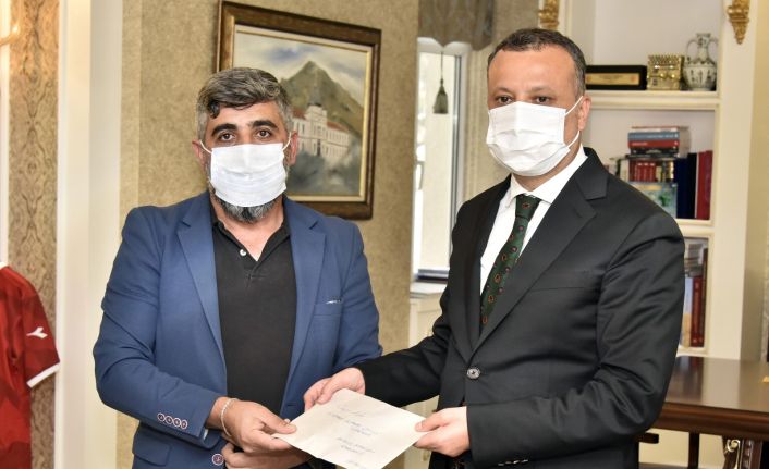 Bir haftalık kazancını yangın bölgesindeki o yaşlı çifte yolladı