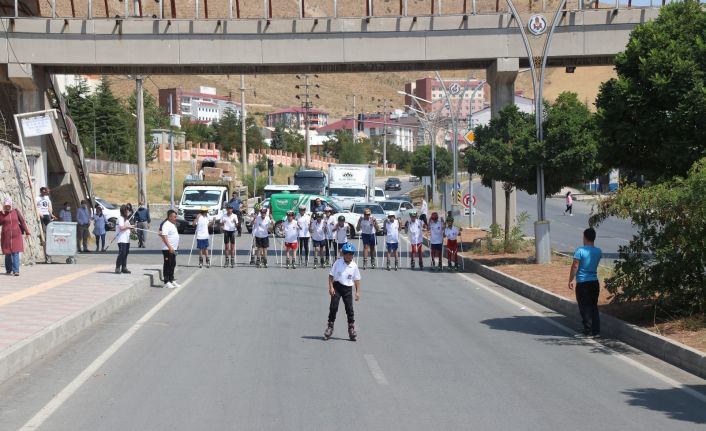 Bitlis’te tekerlekli kayak yarışması