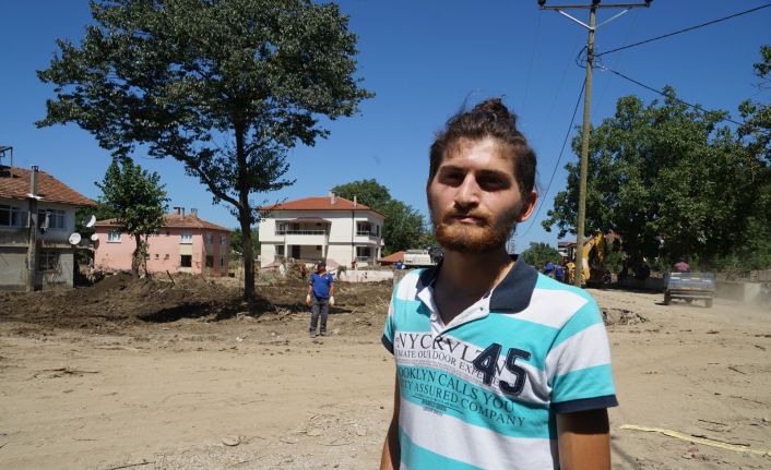 Boyunu aşan sel sularına rağmen sörf tahtasıyla 4 kişiyi kurtardı