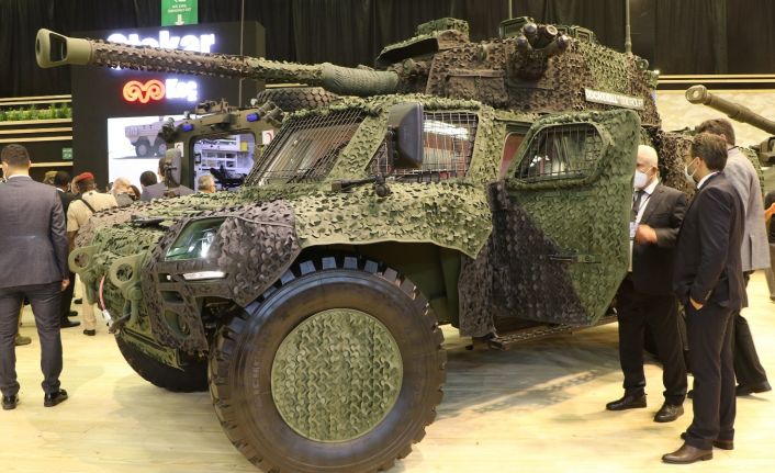 Bu zırhlı araç hem düz hem de yan yan gidiyor