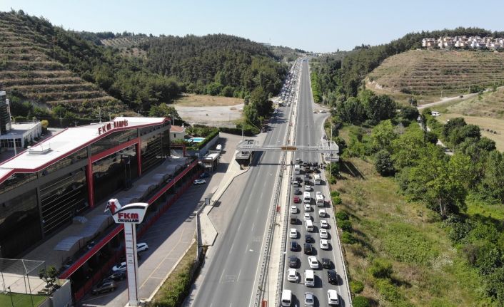 Bursa’da orman yangınına tedbir için ana yolu trafiğe kapatıp tellere bakım yaptılar