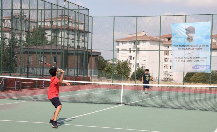 Büyükçekmeceli çocukların tenis turnuvası nefesleri kesti