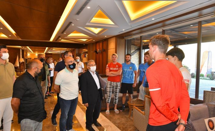 Büyükkılıç, Erciyes’i tercih eden yabancı sporcularla bir araya geldi