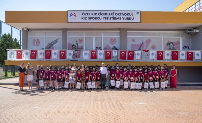 Büyükşehir Belediyesinin sporcu kızları, Basın Yayın ve Halkla İlişkiler ekibiyle tanıştı