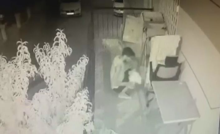 Çamaşır telinde asılı olan tişörtleri tek tek inceleyip böyle çaldı