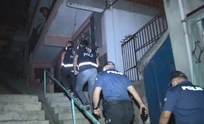 Çeşitli suçlardan aranan 16 kişi şafak operasyonunda yakalandı