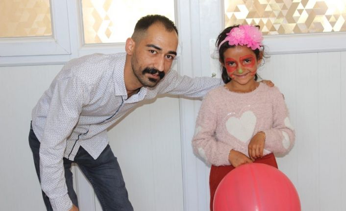 Çocuklar için engelleri aşıp köy köy geziyor