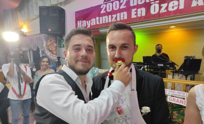 Damada emzik, biberon, bulaşık önlüğü takıp, sağdıcın ayaklarını ve çoraplarını yıkattılar