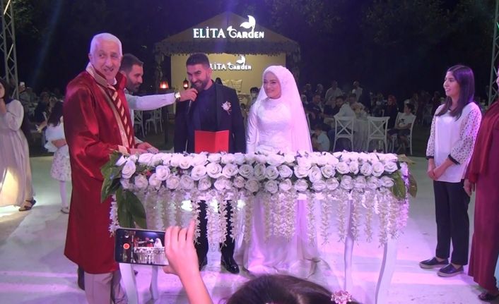 Damadın ’evet’ dediği sırada arkadaşları ’Son pişmanlık neye yarar’ şarkısını açtı