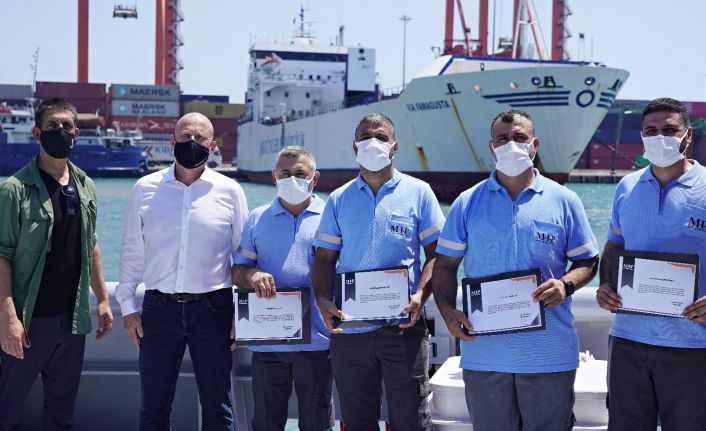 Denizi kirleten gemiyi telefonla kaydettiler, MIP’ın verdiği ödülü yangın bölgesine bağışladılar