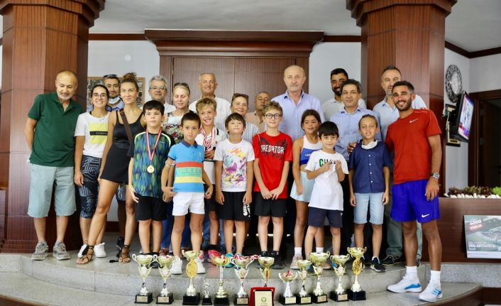 Didim Tenis Kulübü öğrencileri Başkan Atabay ile görüştü