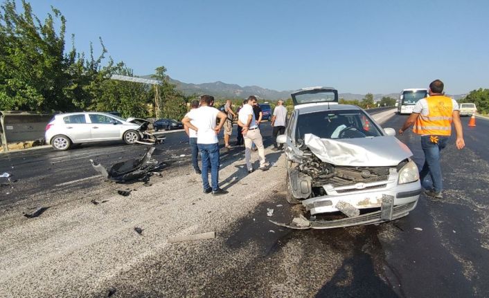 Dikkatsizce ana yola çıkmak isteyen sürücü kazaya sebep oldu; 2 yaralı